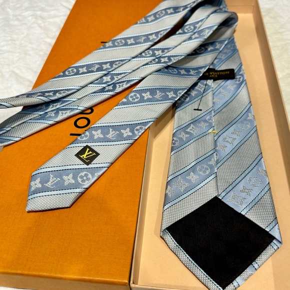 🎁PASTEL BEAUTY🎁🆕💯 ICONIC LOUIS VUITTON POWDER BLU LRG MONOGRAM STRIPES TIE🔥 - Picture 5 of 17